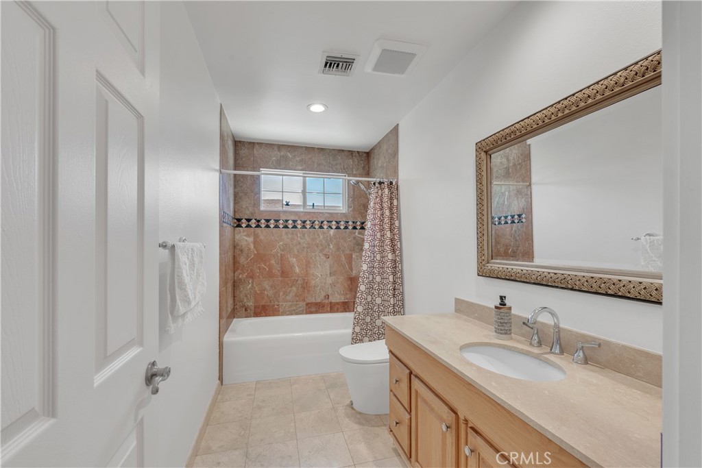 924 E Tujunga Property Photo 8