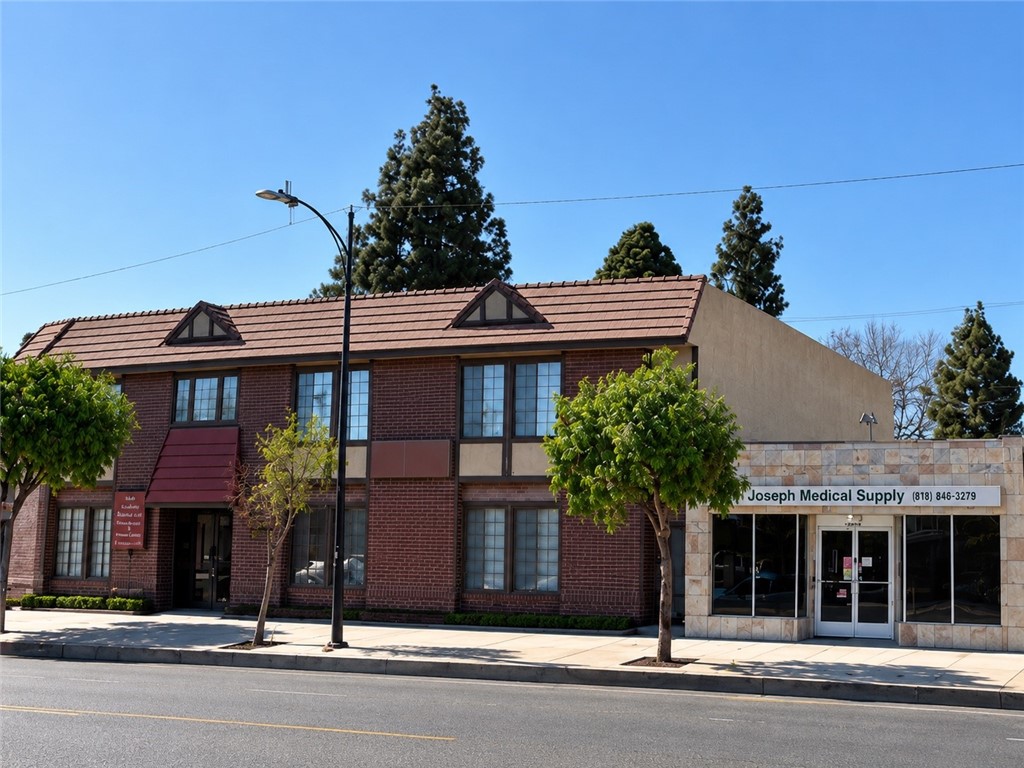 2821 W Burbank Boulevard Property Photo 4