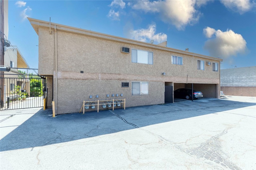 11341 Victory Boulevard Property Photo 1