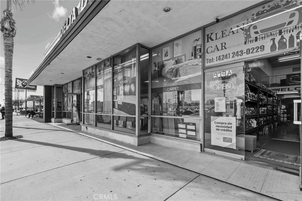 979 S La Brea Avenue Property Photo 8