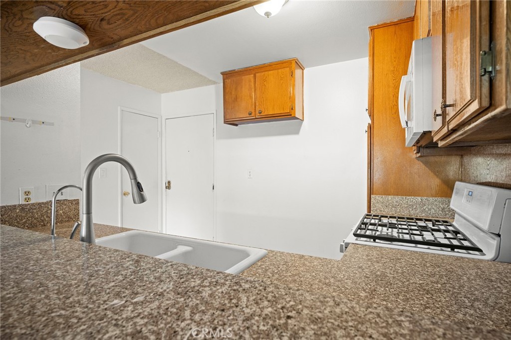 10149 Commerce Avenue 25 Property Photo 12