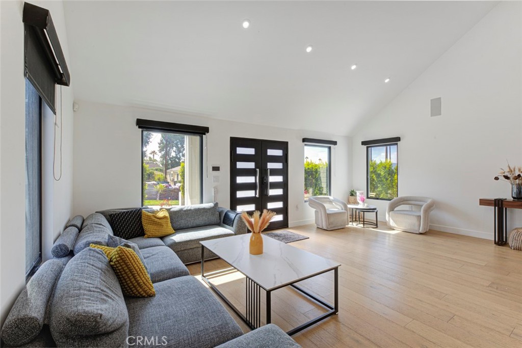 1553 Western Property Photo 3