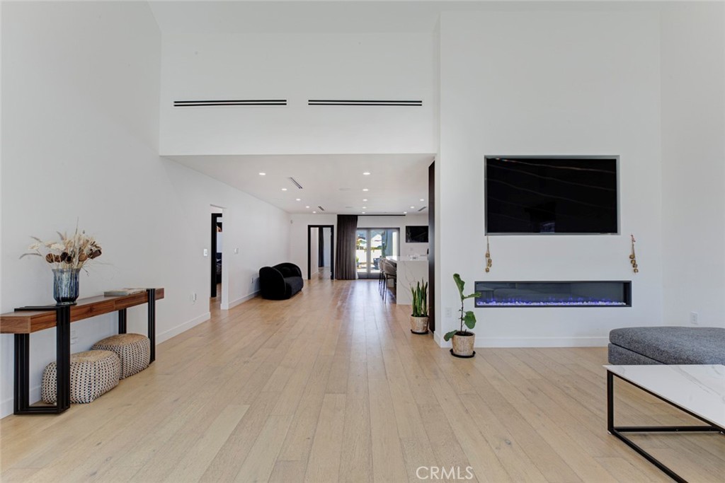 1553 Western Property Photo 4