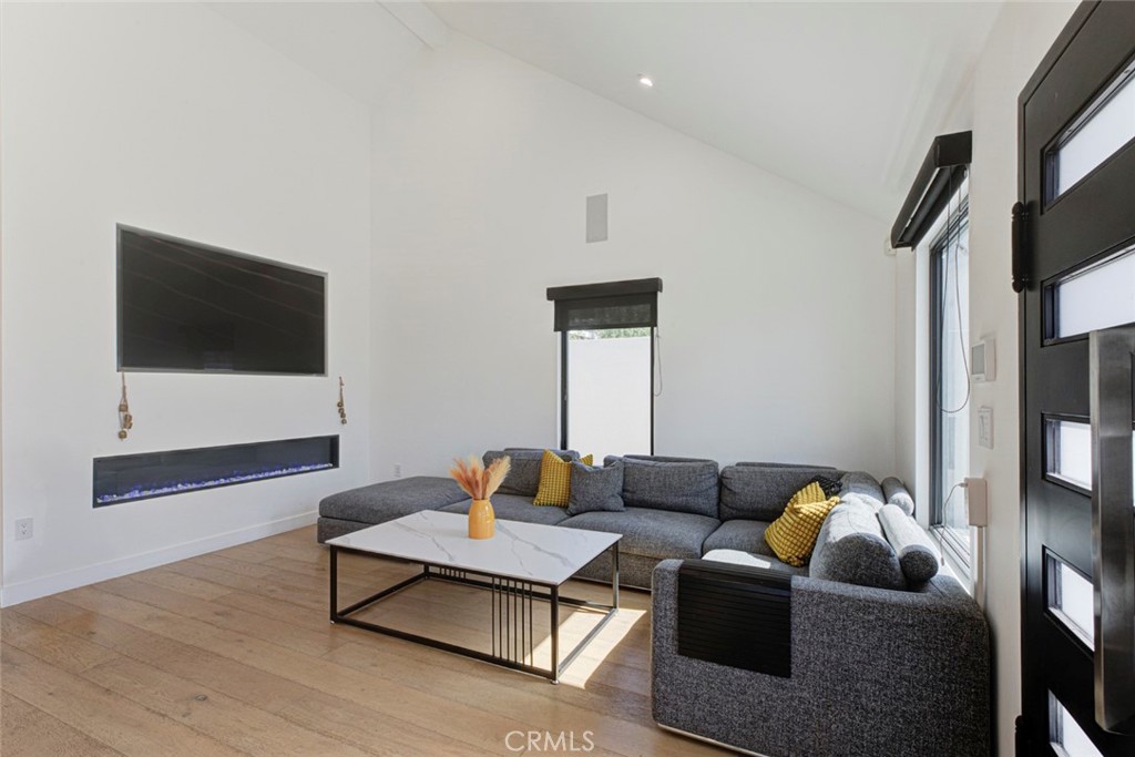 1553 Western Property Photo 5