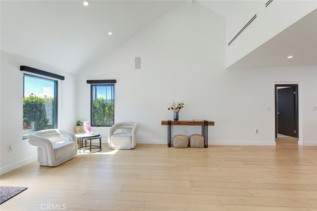 1553 Western Property Photo 6