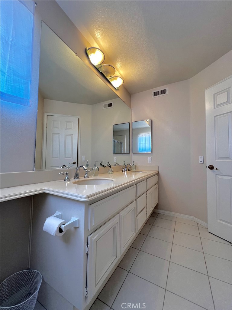 1040 La Salle Property Photo 9