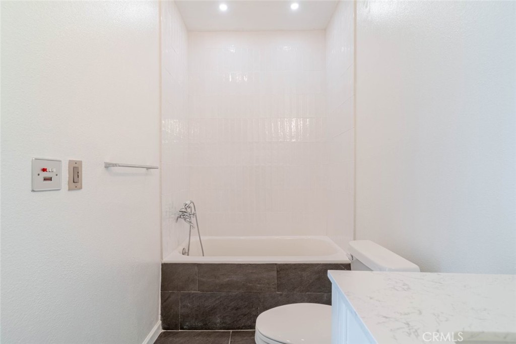 1305 N Columbus 208 Property Photo 29