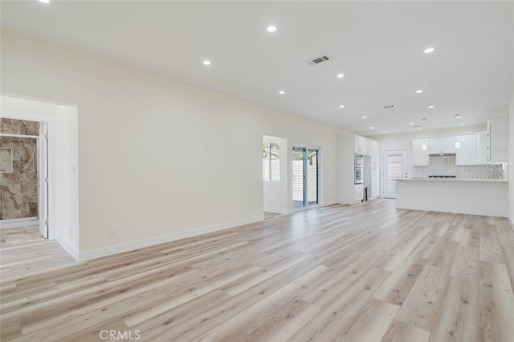10405 N Ruffner Avenue Property Photo 8