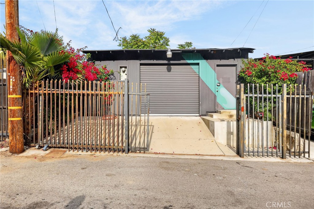 9939 Commerce Avenue Property Photo 2