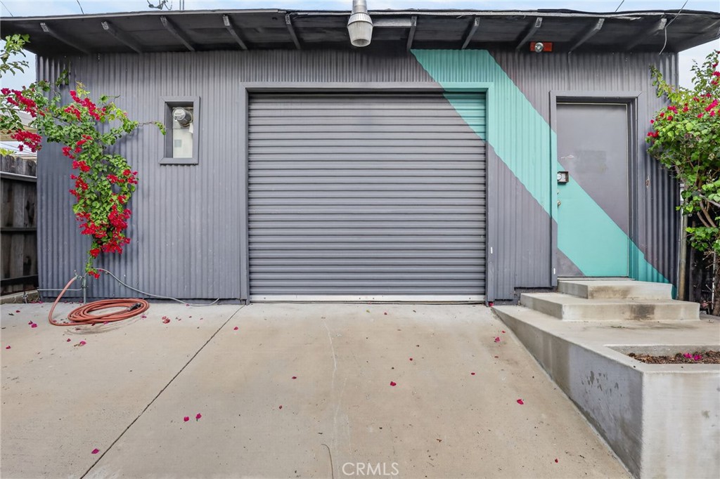 9939 Commerce Avenue Property Photo 3