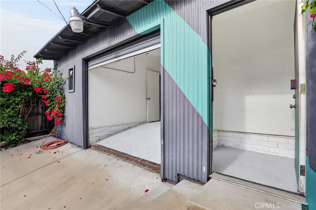 9939 Commerce Avenue Property Photo 7