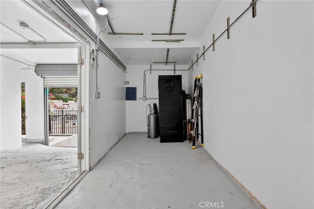 9939 Commerce Avenue Property Photo 10