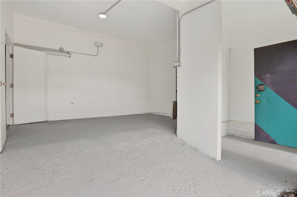 9939 Commerce Avenue Property Photo 11