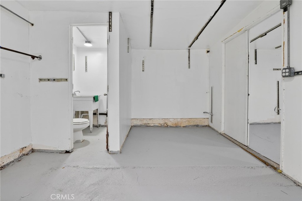 9939 Commerce Avenue Property Photo 17