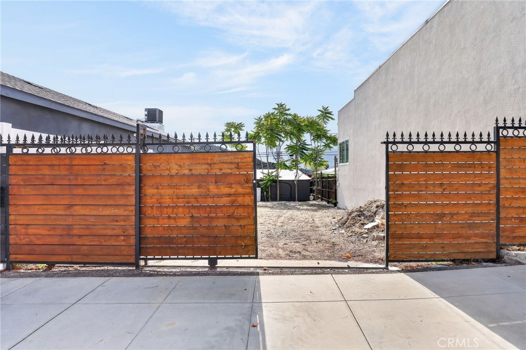 9939 Commerce Avenue Property Photo 24