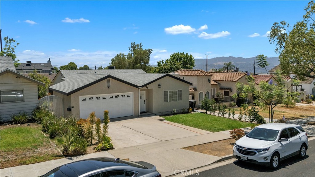 924 E Tujunga Property Photo 1