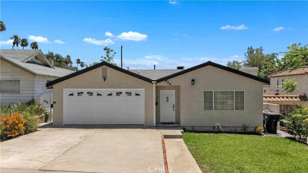924 E Tujunga Property Photo 2