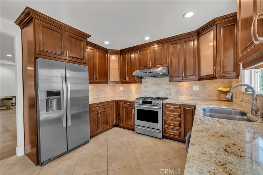 924 E Tujunga Property Photo 6