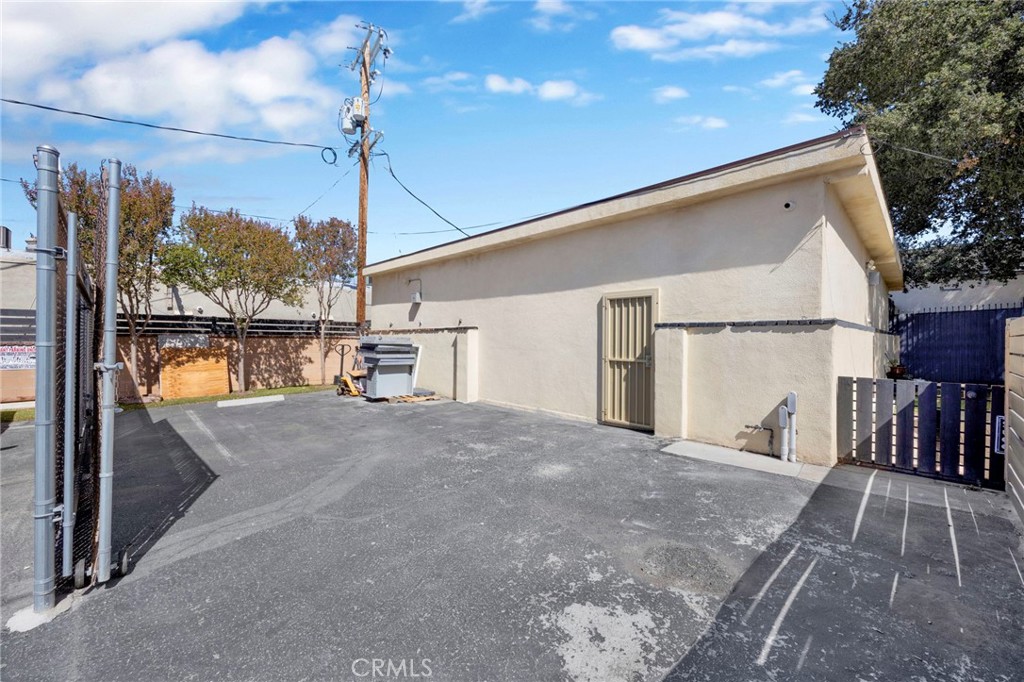10446 Scoville Property Photo 11