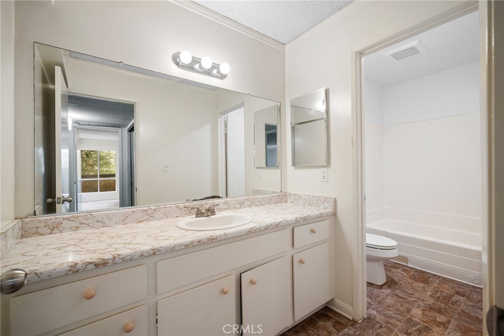 320 E Stocker 107 Property Photo 28