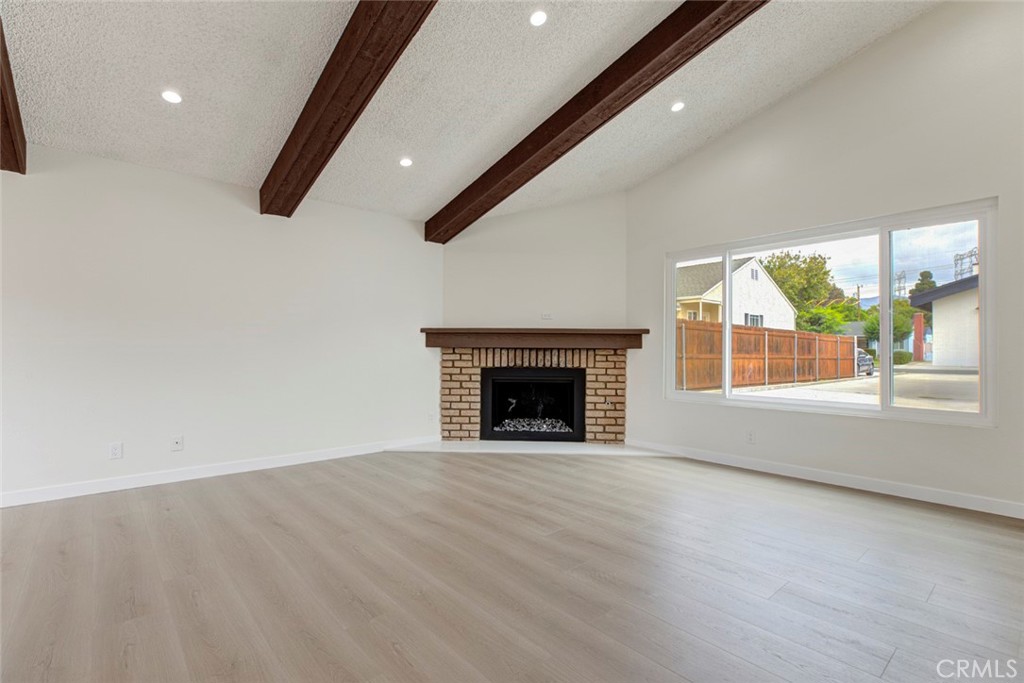 821 N Maple B Property Photo 5