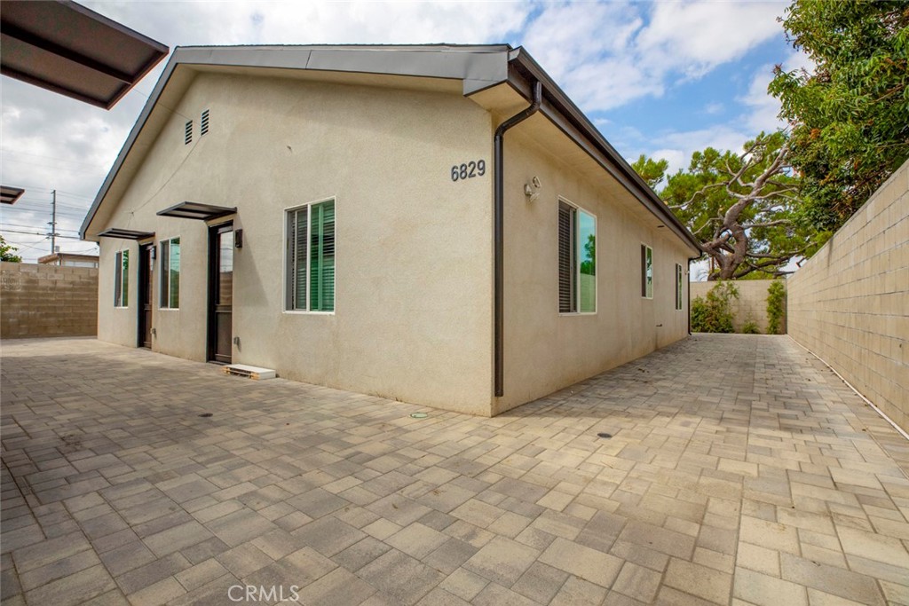 6829 Bellaire Avenue Property Photo 1