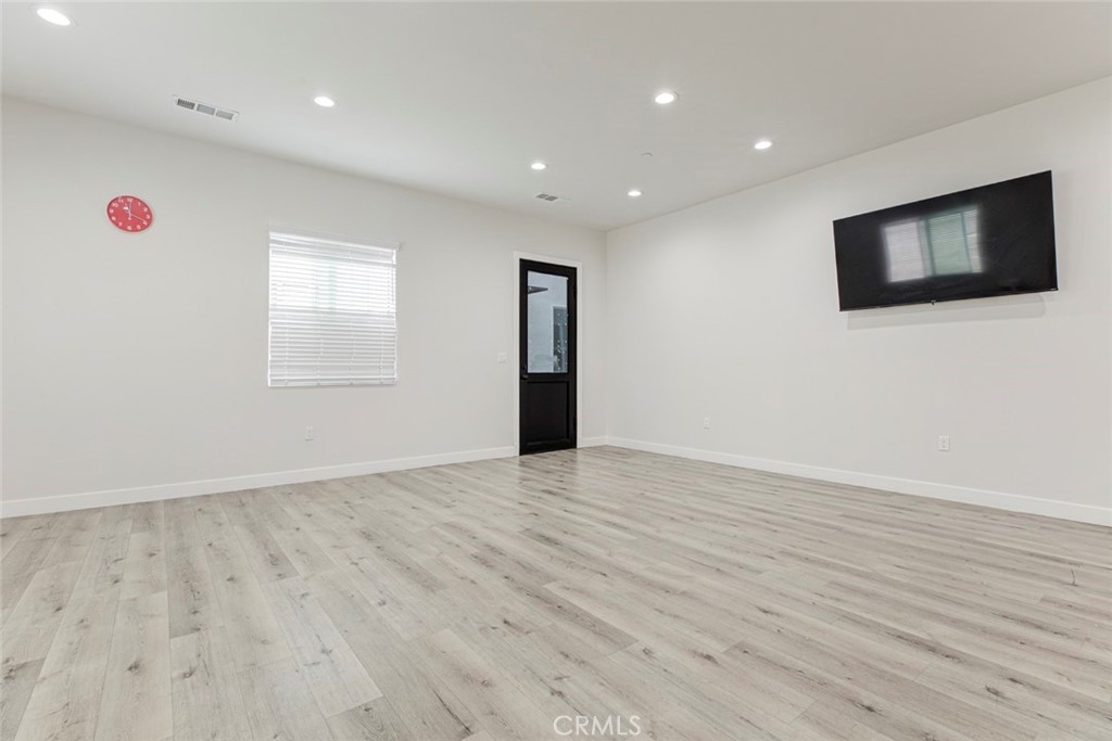 6829 Bellaire Avenue Property Photo 3