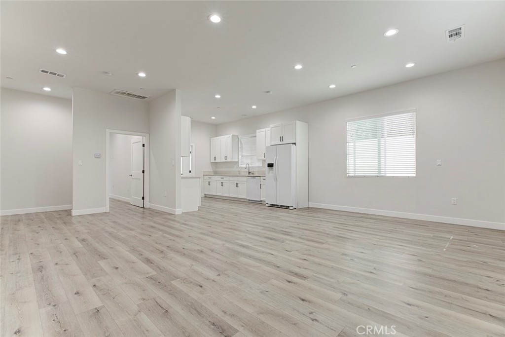 6829 Bellaire Avenue Property Photo 4