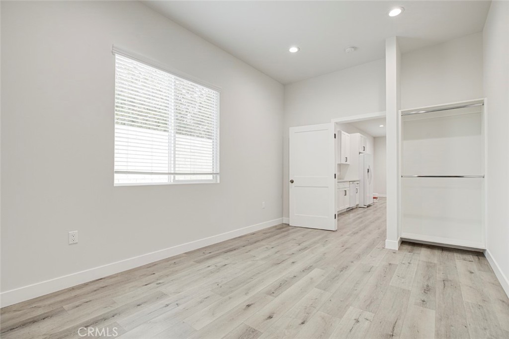 6829 Bellaire Avenue Property Photo 6