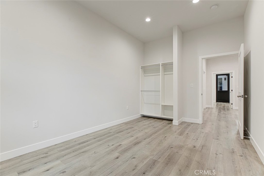 6829 Bellaire Avenue Property Photo 7