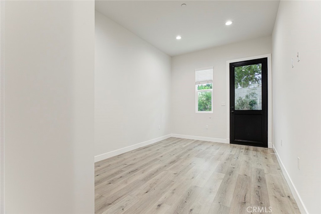 6829 Bellaire Avenue Property Photo 8