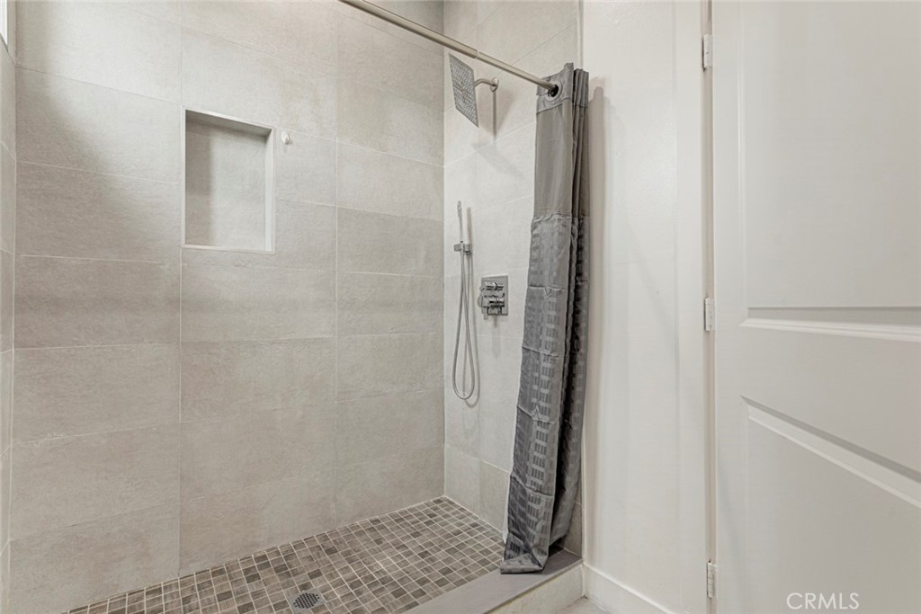 6829 Bellaire Avenue Property Photo 11