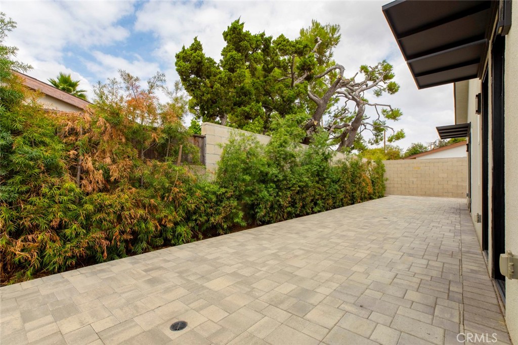 6829 Bellaire Avenue Property Photo 13