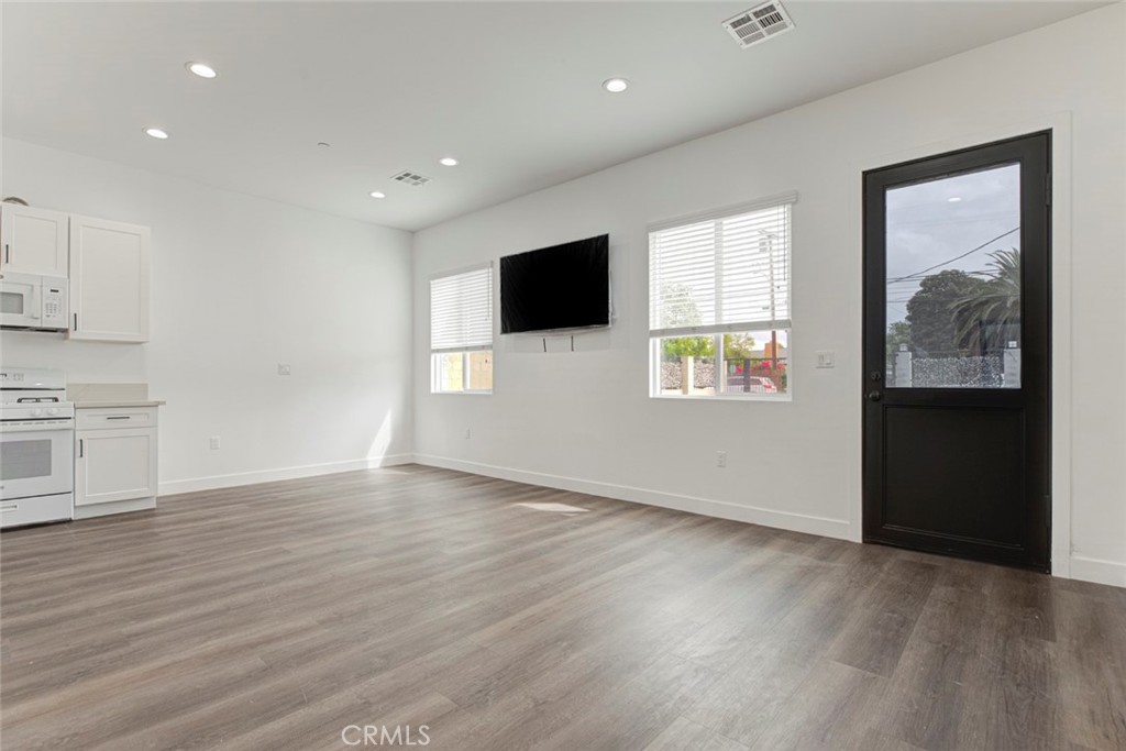 6831 Bellaire Avenue Property Photo 2