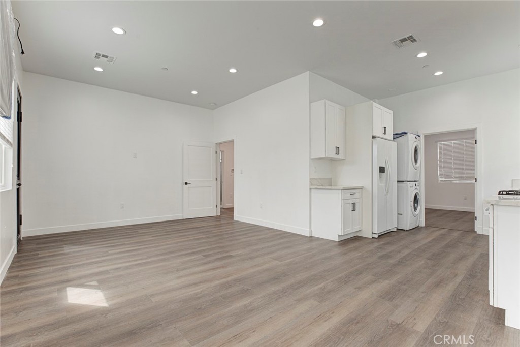 6831 Bellaire Avenue Property Photo 3