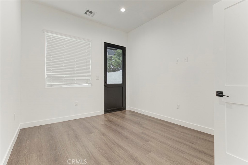 6831 Bellaire Avenue Property Photo 7