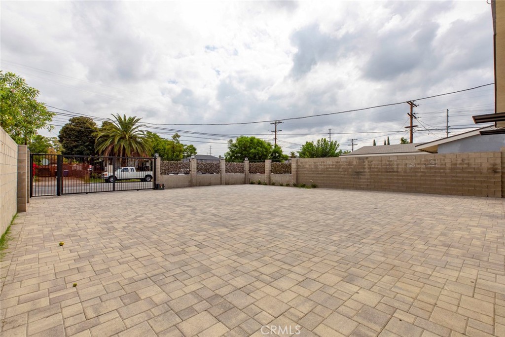 6831 Bellaire Avenue Property Photo 12