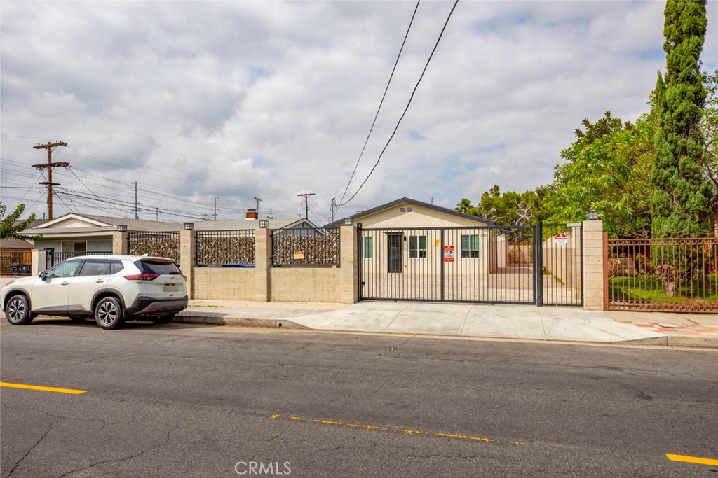 6831 Bellaire Avenue Property Photo 13