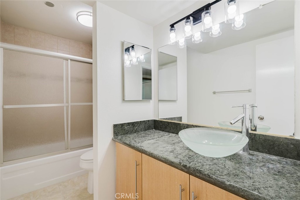 620 N Kenwood Street 208 Property Photo 21