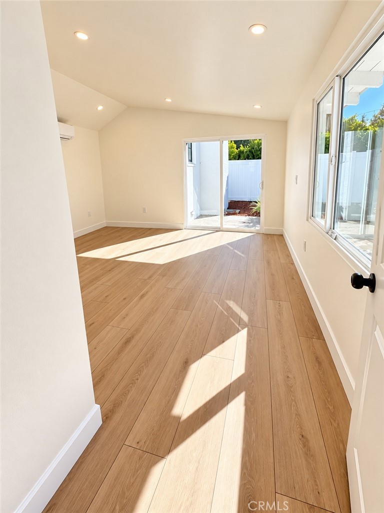 1431 Montgomery B Property Photo 4