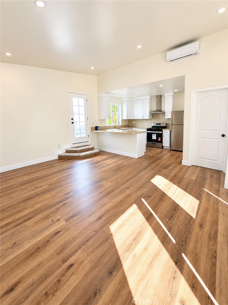 1431 Montgomery B Property Photo 6