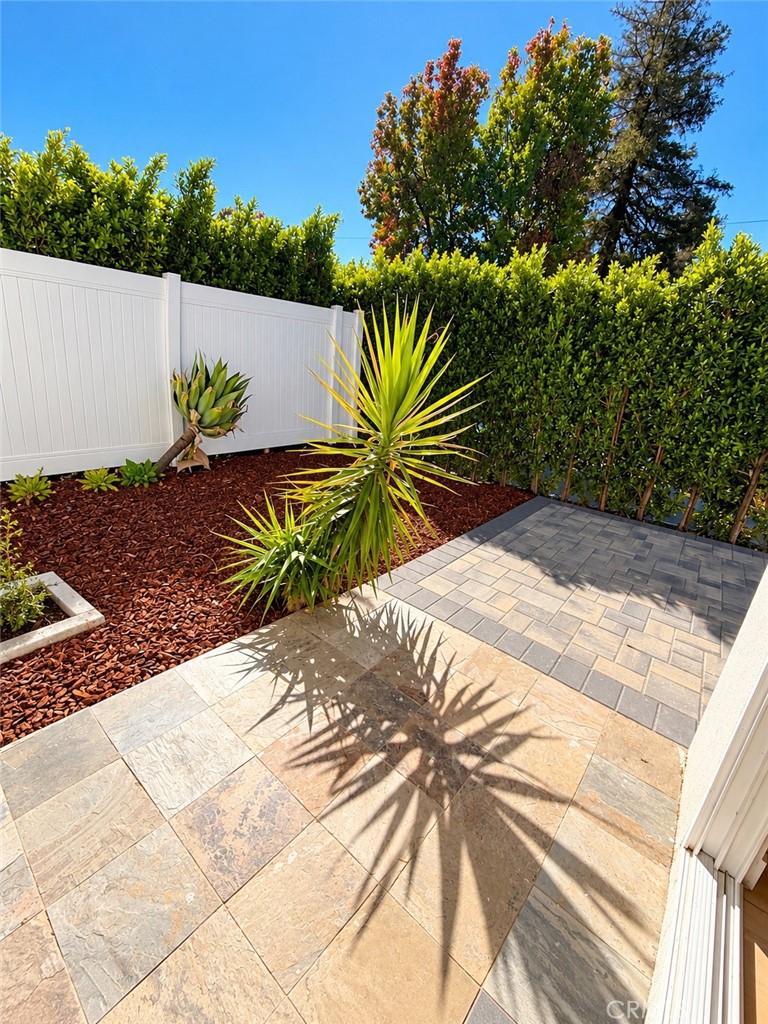 1431 Montgomery B Property Photo 8