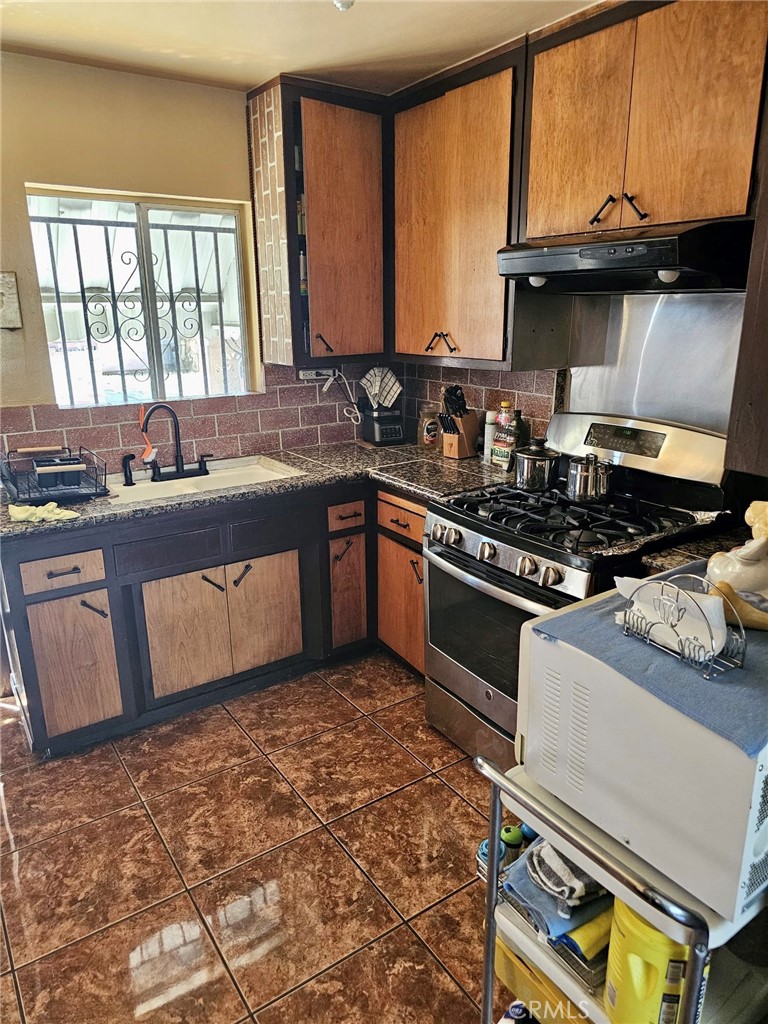 1171 W 7th Property Photo 4