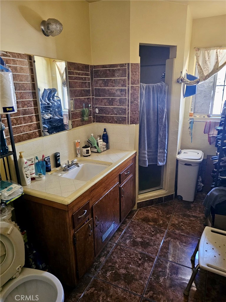 1171 W 7th Property Photo 8