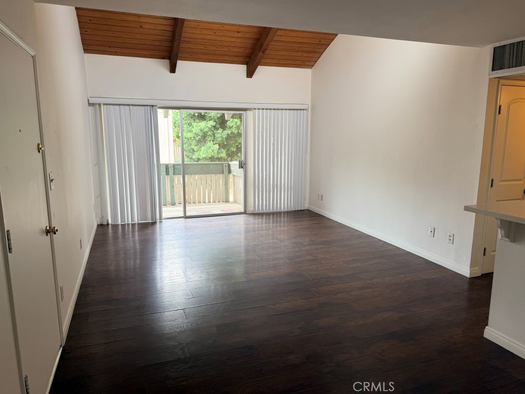 8601 International 265 Property Photo 1