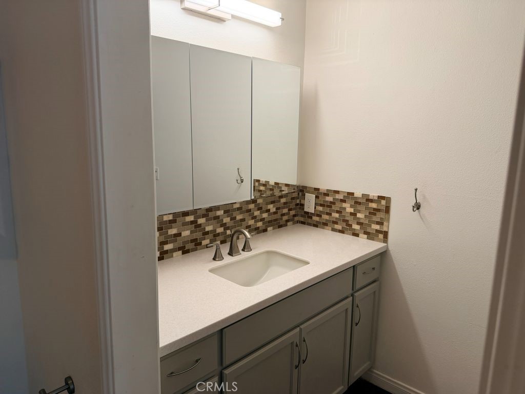 8601 International 265 Property Photo 7