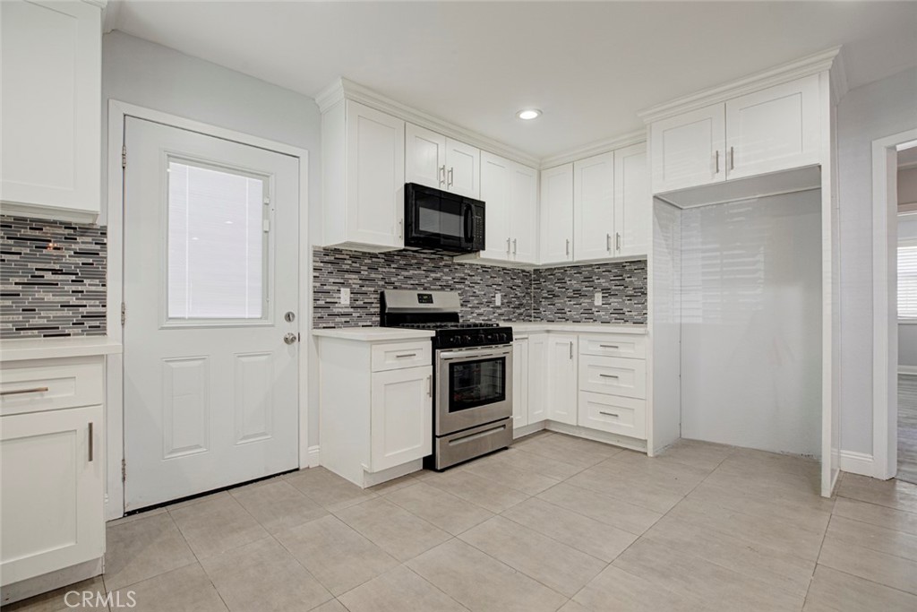 14537 Wyandotte Property Photo 11