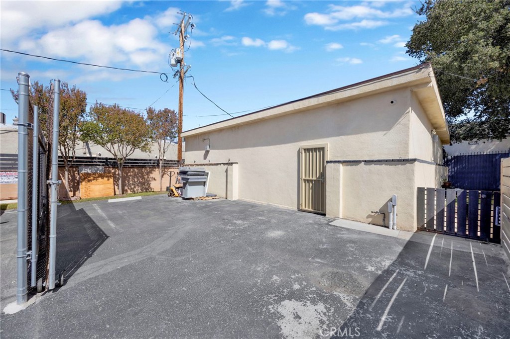 10446 Scoville Property Photo 11