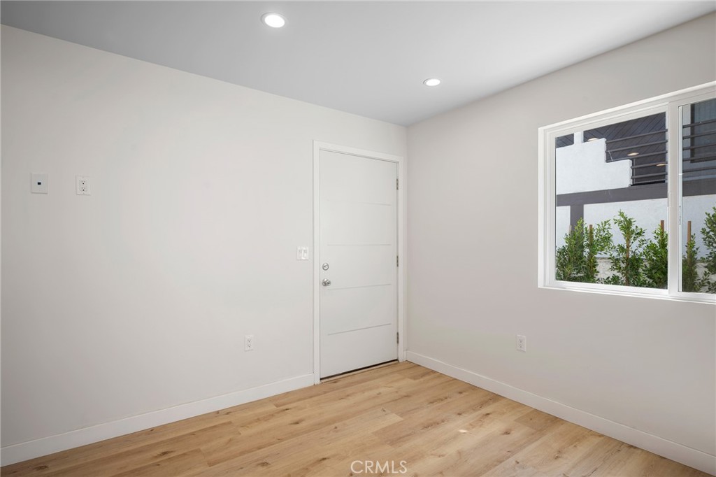 1025 Linden Avenue B Property Photo 3