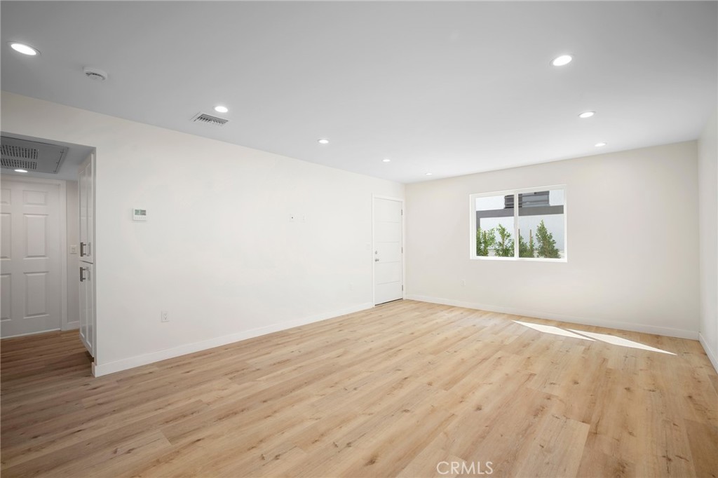 1025 Linden Avenue B Property Photo 6